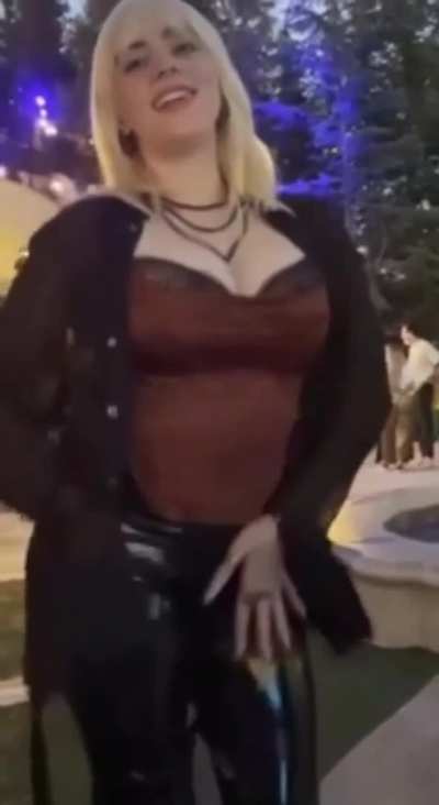 Some people seem to be of the opinion that Billie Eilish is only popular on these subs because of her tits, and otherwise is ugly/<wbr>overw<wbr>eight<wbr>. What do you think? I disagree