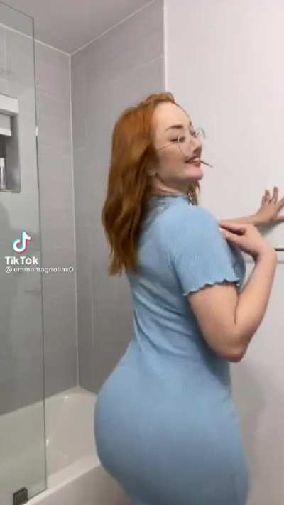 Sexy redhead makes it clap 👏🏼