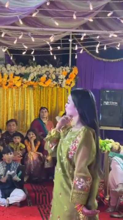 A video that has been doing the rounds of the internet shows a Pakistani girl dancing to Mera Dil Ye Pukare Aaja. The video is creating quite a hullabaloo on social media. The girl in the video has been identified as Ayesha.