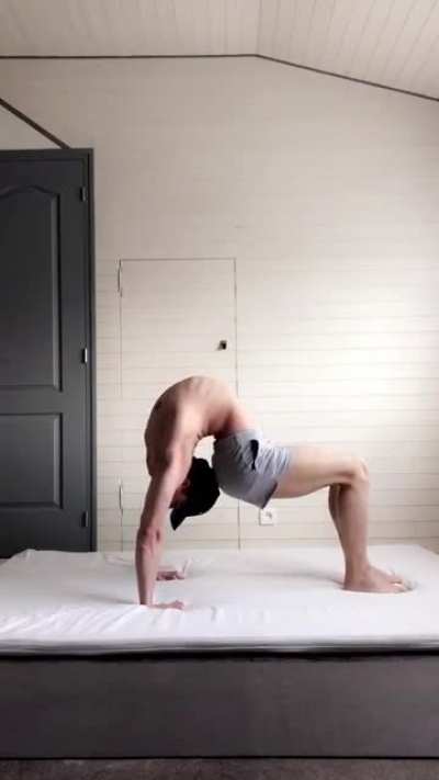 I worked a lot on my upper back flexibility these last months. Better form in that pose now! 💫⭐️