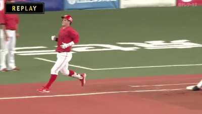 [Highlight] Nakayama with the NPB Defensive play of the season! Diving catch and glove toss mid year.