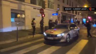 22.01 Paris : Interpellation violente dans Paris, coup de pied dans la tête de la personne au sol, puis un journaliste repoussé violemment [crédit : Clément Lanot]