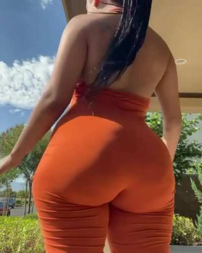 Mannnn that ain’t no ass that’s a whole MOTHERFUCKING PILLOW 🥴😩😍🤩🍑<wbr>💎