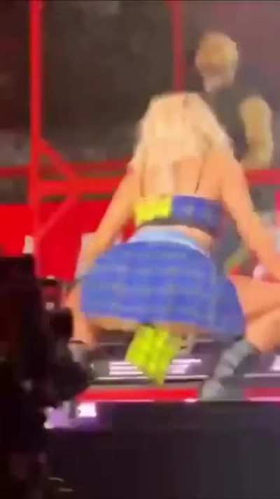 Perrie showing us her arse🥵