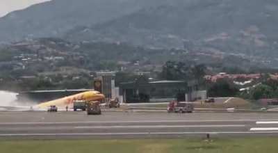 Another angle of DHL 757-200 that landed and went off the runway in Juan Santamaria International Airport, Costa Rica. Pilots reported hydraulic failure before emergency landing. 07-Apr-22