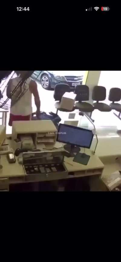 Man takes care of scum robber in armed robbery