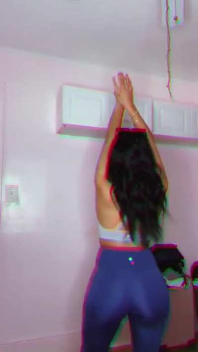 Latina hypnotizing with her booty