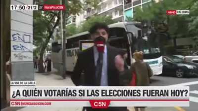 El que se levanto tranquilo es este señor.