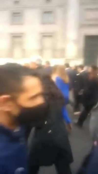 “Te cagaste en los muertos”: Insultaron a Alberto Fernández en su recorrido este 25 de mayo