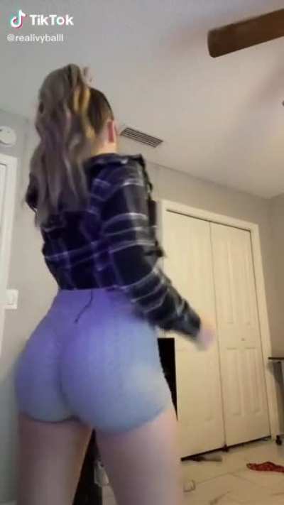 PAWG Shaking her ass