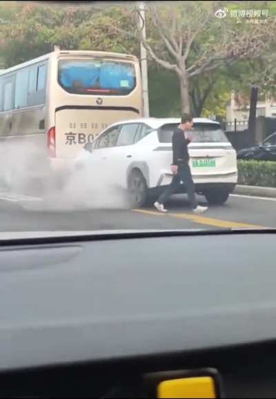 这公交车差<wbr>点把电车车<wbr>主吓尿裤子