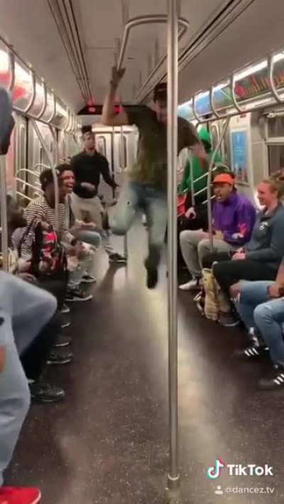 Imagine every subway ride was like this 😳