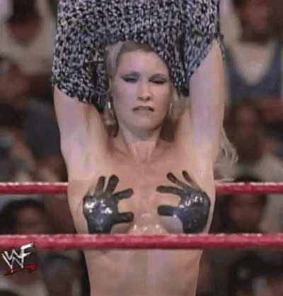 Sable showing off her goods 😍