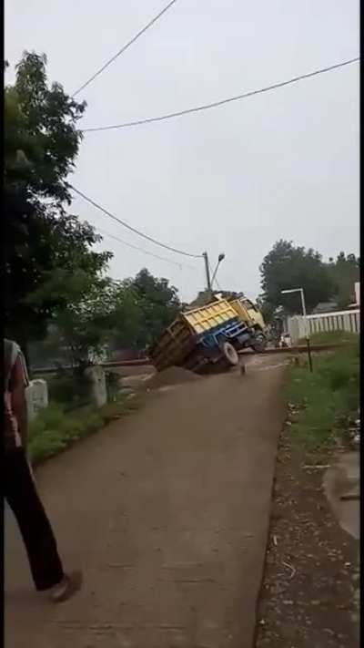 Incredibil cum a lovit trenul acel camion, trebuie văzut!