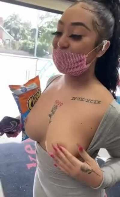Showin tits for hot chips