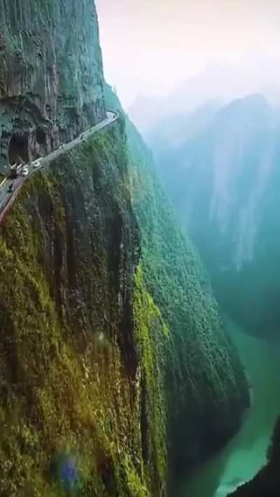 The road built on the slope of the cliff.