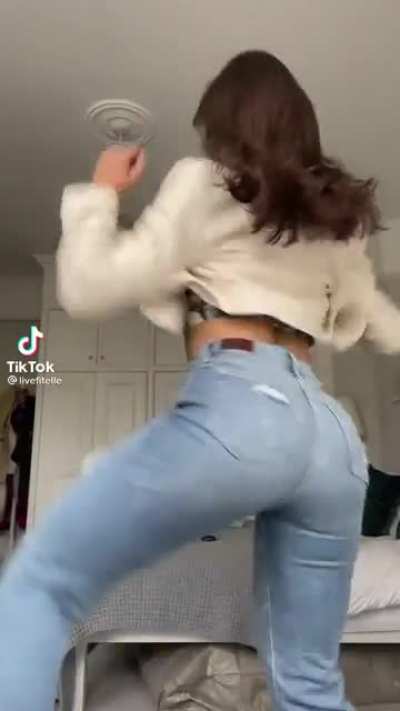 Shaking it 🤤🤤