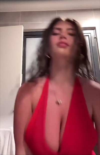 Beach teen “acci<wbr>denta<wbr>lly” showed us her giant tits