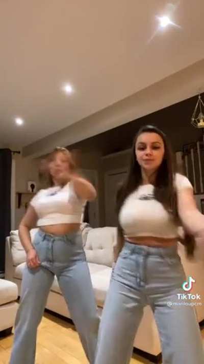 Busty cutie 🤤
