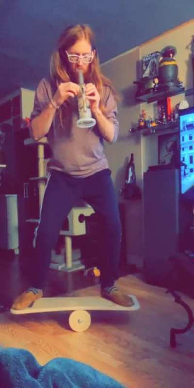 Happy New year everyone! Here's a video of me hitting the bong on my balance board. 😂😁