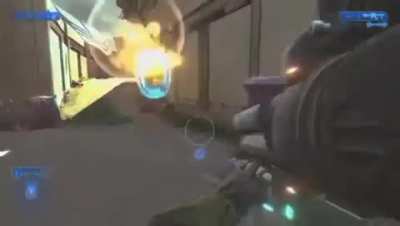 He's gonna do a superhero landing (Halo 2)