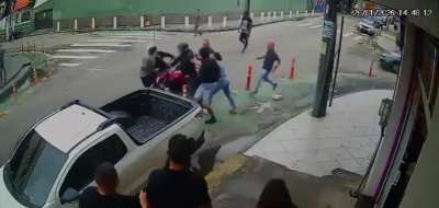 Nova Iguaçu City,Brazil(Jan 20). Robbery attempt caught on camera, entire neighborhood came out to stop the douche😂