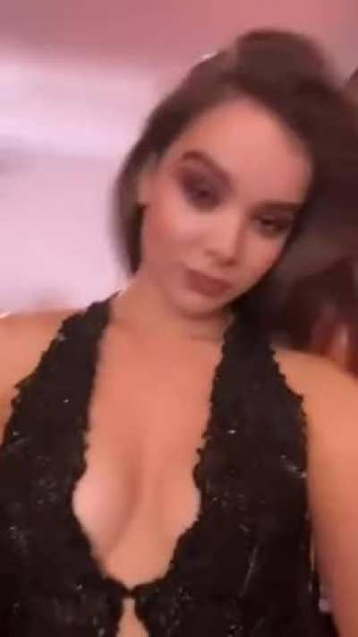 Mommy Hailee Steinfeld