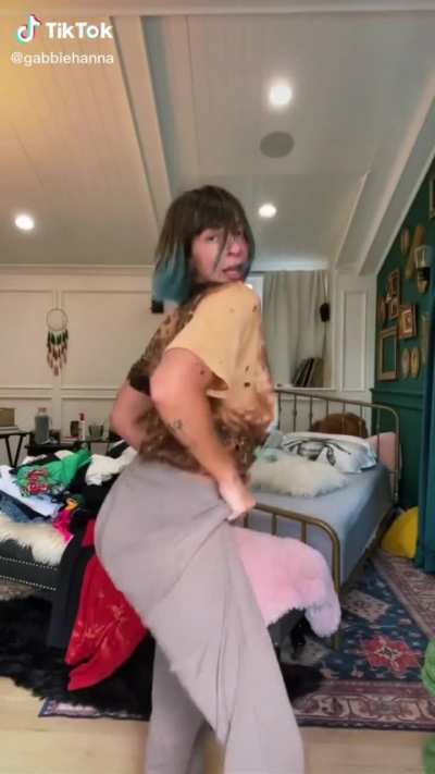 Gabbie Hanna throwing it back 🤤