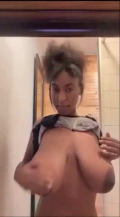 Bounce those titties