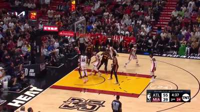 [Highlight] Trae young isos Jimmy Butler with the shot clock winding down and gets the floater to go down!