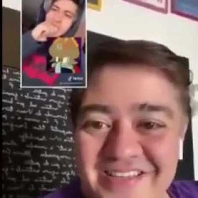 Se enoja por weas