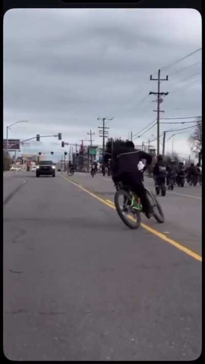TRUCKKS NEED TO BE BANNED ASAP!!! He almost killed the cyclist because he couldn't see over the hood of his death machine 😡😡😡