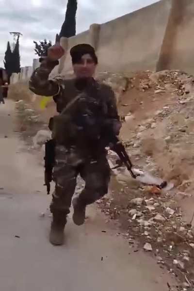 An syrian opposition soldier takes time to inspect and taunt an dead russian soldi<wbr>er/ad<wbr>visor while taking his kitted AK and most interestingly showing the camera a box of Fpv drones the russians had on standby. 28th november,2024.