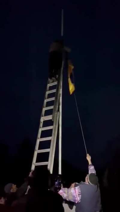 Zmiivka was liberated, people sing the Ukranian anthem in the darkness