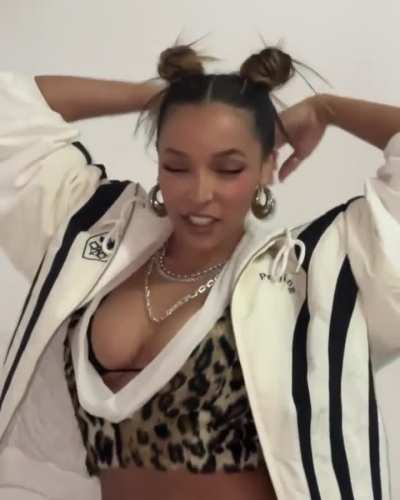 Tinashe posing for pics | IG 11|14|2025