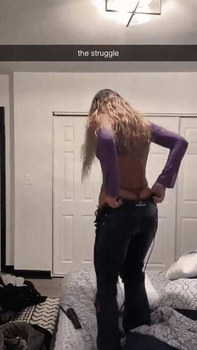 Sommer Ray struggling to put her jeans on