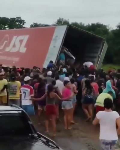 Da série o BR não tem a mínima chance de dar certo. A carreta estava inteira, não estava danificada, foi apenas uma saída de pista. O bau estava intacto. Era caso de apenas um reboque para tirar dali e seguir a viagem. Porem o pessoal nem quis saber. Foda