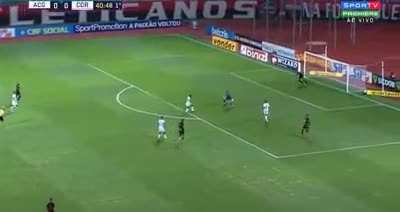 O lance claro de gol que o Davo desperdiçou logo antes do Atlético-GO fazer o gol