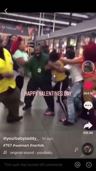 Just another day in Walmart 🤷🏽‍♂️