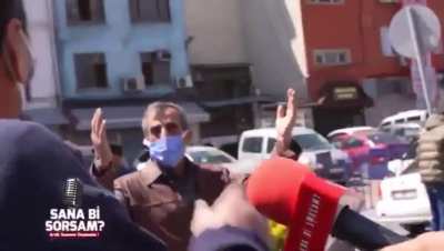 Abimiz içimin yağlarını eritti. İki tane de patlatmak lazım böylelerine
