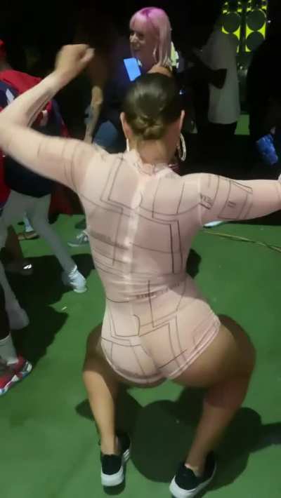 Showing off her mad skills at the party (@Teetwerk)