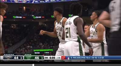 [Highlight] Giannis Antetokounmpo gets fouled and falls to the court but makes the one-handed basket anyway