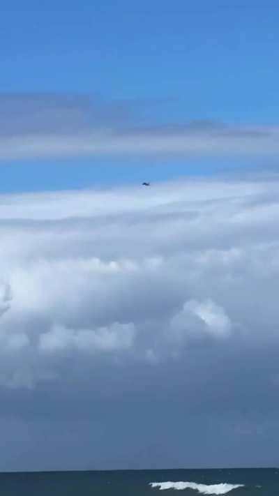 The cameraman is perfectly positioned to film this plane make a 180 degree turn to line-up with the runway
