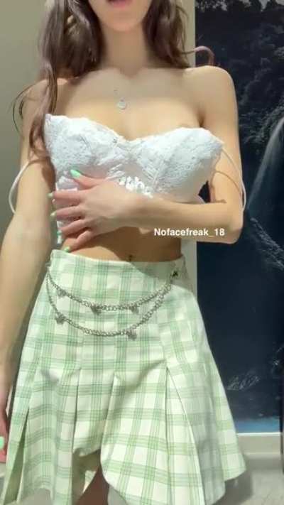 No panties so you can bend me over and fuck me 🥺