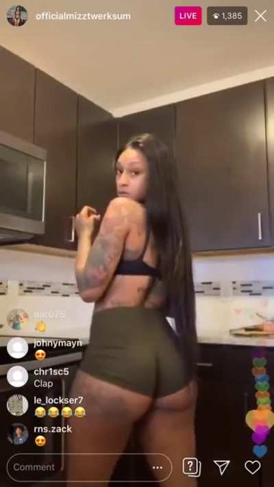 Mizz Twerksum Ass Clapping at 2:18!!!!!!!!!