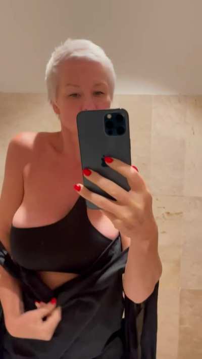 short hair Milf blonde wanted lovers [oc] [tittydroop]