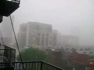 As sirenes que avisam a população de Chicago a chegada de um tornado me assustam mais que a chegada do tornado, essa é a ideia?