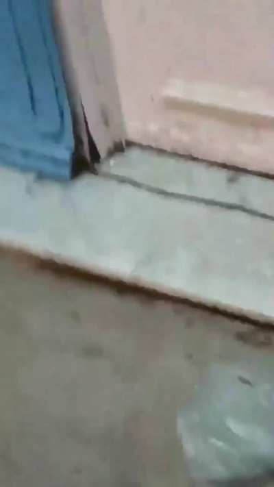 Empleado municipal tuvo un ataque de ira y se filmó rompiendo los vidrios de una unidad básica de un candidato a intendente