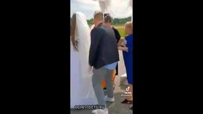 Жених стара<wbr>лся