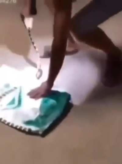 To cover a snake with a piece of plastic 